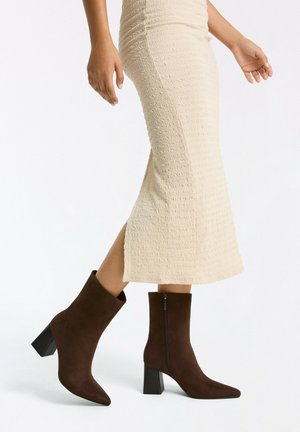 Bershka, BLOCK HEEL - ANKLE BOOTS - Bottines à talons hauts - brown