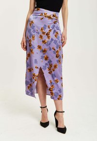Liquorish FLORAL MIDI  WITH RUCHING DETAIL - Wrap skirt - purple