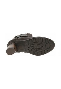 Bottine marron avec un cuir texturé, des sangles décoratives et un talon épais ; dotée d'une semelle en caoutchouc à motifs pour une bonne adhérence.