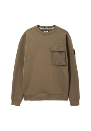 Bruine lange mouw sweatshirt met een grote vierkante zak op de linkerborst en een klein zwart patch op de linker bovenarm.