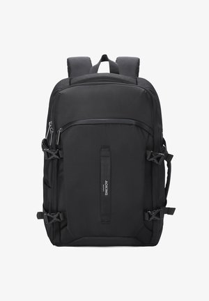 Sac à dos noir en tissu texturé, avec plusieurs zips, bretelles réglables et clips latéraux pour la compression. Présente une étiquette de logo centrale.