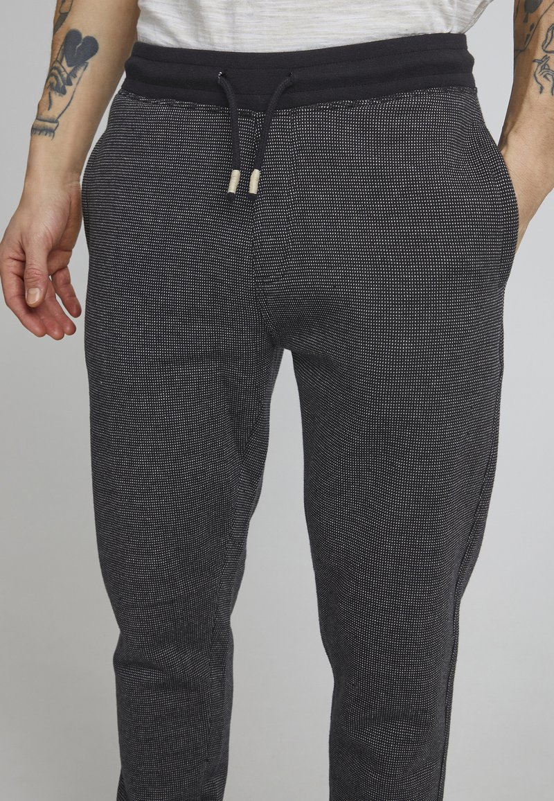 Herren Trainingsanzüge | 11 Project PRENNO Jogginghose black/schwarz - MU85079 Herren Trainingsanzüge | 11 Project PRENNO Jogginghose black/schwarz - MU85079
