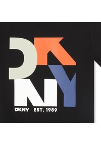 T-shirt noir présentant un graphique dans différentes couleurs : gris, orange, bleu et blanc. Le texte comprend "DKNY" et "EST. 1989" dans des polices contrastées.