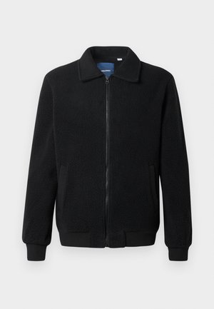 Schwarze Fleecejacke mit Reißverschluss, Stehkragen, gerippten Bündchen und seitlichen Taschen mit strukturiertem Oberflächenmaterial.
