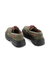 Zapatos de ante verde oliva con cordones rojos y blancos, punta redonda, suela de goma y collar acolchado para mayor comodidad. Superficie texturizada con detalles de costura.