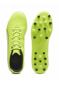 Botas de fútbol de un brillante verde neón con un upper sintético suave, interior negro y un patrón texturizado en los costados; clavos redondeados en la suela.