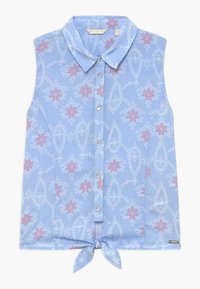 Blusa sin mangas de color azul claro con un patrón floral en blanco y rojo, cuello y lazo en la parte inferior.