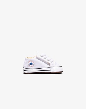 Scarpetta bianca per bambini Converse All Star con logo a stella blu e lacci bianchi su uno sfondo bianco uniforme.