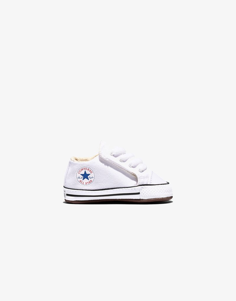 Baskets Converse All Star bébé blanches avec logo étoile bleu et lacets blancs sur un fond blanc uni.