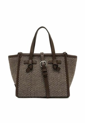 Sac fourre-tout tissé marron avec motif chevrons, accents en cuir, deux poignées et sangles décoratives. Forme rectangulaire robuste.