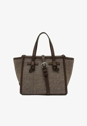 Sac fourre-tout tissé marron avec motif chevrons, accents en cuir, deux poignées et sangles décoratives. Forme rectangulaire robuste.