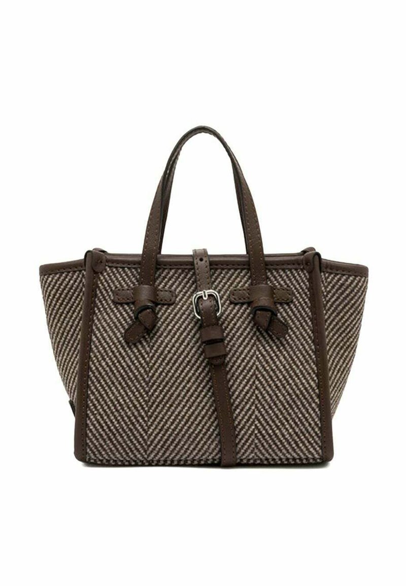 Borsa tote intrecciata marrone con motivo a spina di pesce, dettagli in pelle, due manici e cinghie decorative. Forma rettangolare robusta.