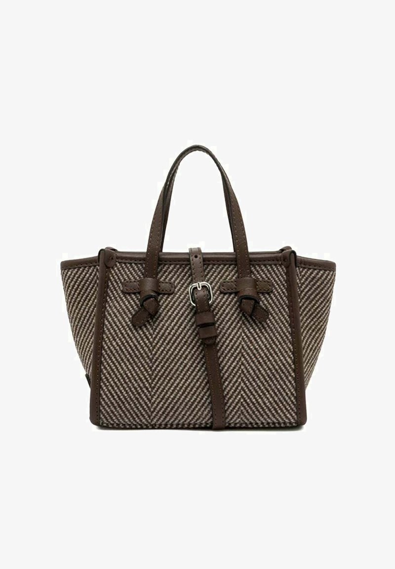 Borsa tote intrecciata marrone con motivo a spina di pesce, dettagli in pelle, due manici e cinghie decorative. Forma rettangolare robusta.