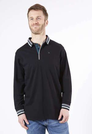 Polo à manches longues noir avec col turquoise et accents rayés gris. Présente un logo discret sur la poitrine et des détails aux poignets.
