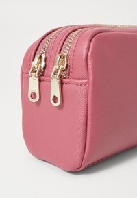 Guess DOUBLE ZIP - Neceser - flamingo