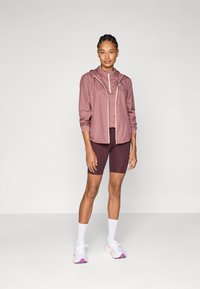 ASICS CORE JACKET - Windjack - rumble red