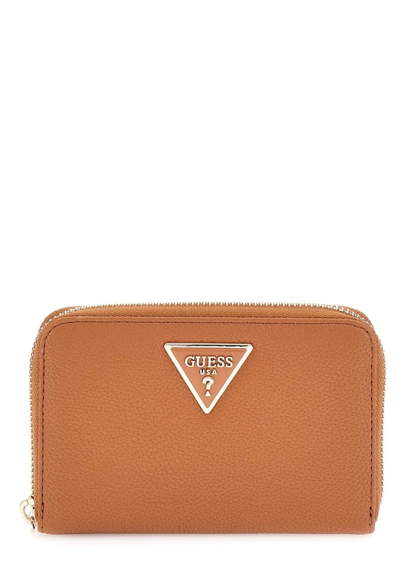 Portafoglio in pelle color tan con logo triangolare dorato, chiusura a zip, superficie testurizzata e dettagli di cucitura lungo i bordi.