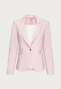 Veste pour femmes de couleur rose clair, cintrée, avec un bouton noir unique, des revers crantés, deux poches à rabat à l'avant, et une doublure intérieure blanche à motifs.