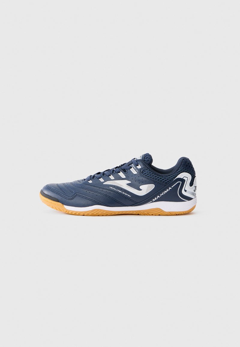 Chaussure de sport marine avec une tige en cuir texturé, des accents blancs, des panneaux en maille respirante et une semelle extérieure en caoutchouc gomme pour l'adhérence.