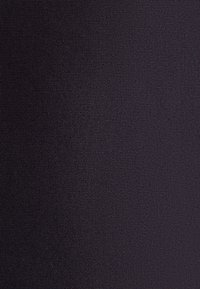 Ciemna tkanina o fakturowanym wykończeniu, charakteryzująca się gęstym splotem i gładką powierzchnią. Kolor to głęboka, jednolita czerń.