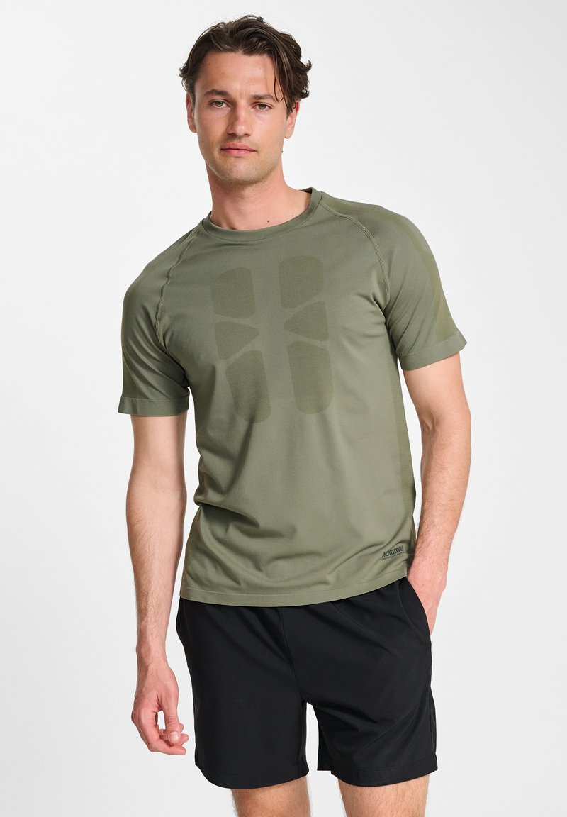 Oliwkowo zielona koszulka sportowa z krótkimi rękawami, z delikatnym teksturowanym wzorem na przodzie i lekkim, oddychającym materiałem.