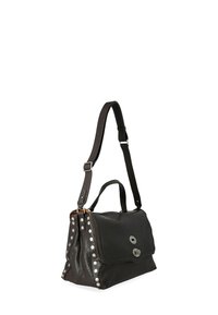 Borsa a tracolla in pelle nera con chiusura a patta, borchie argentate lungo i bordi e tracolla regolabile. Presenta una maniglia superiore per un trasporto versatile.