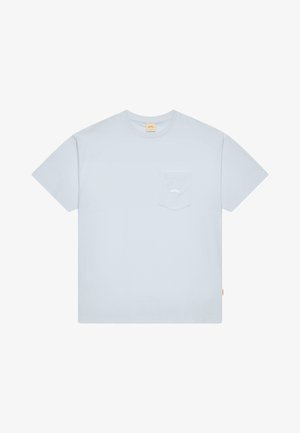 T-shirt en coton bleu clair avec un col rond, des manches courtes et une poche poitrine gauche unique arborant un logo subtil en blanc.