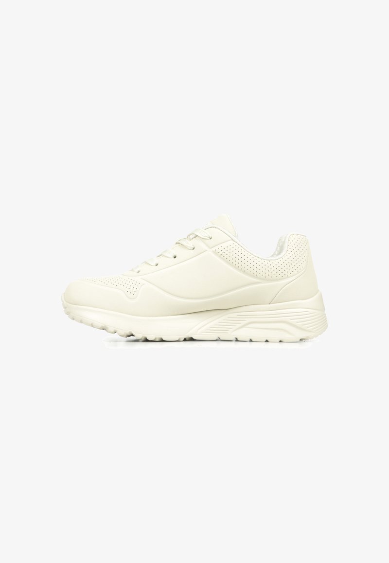 Baskets athlétiques blanc cassé avec laçage à l’avant, détails perforés près de la cheville et des orteils, et semelle texturée conçue pour l’adhérence et le soutien.