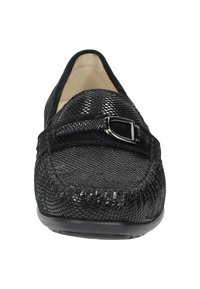 Schwarzer Mokassinschuh mit Mesh-Obermaterial, Wildlederdetails und silberner Schnallenakzent. Glatte flache Sohle mit abgerundetem Zehendesign.