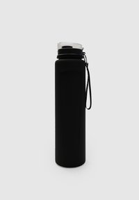 Schwarze Edelstahlwasserflasche mit zylindrischer Form, schraubbarem silbernen Deckel und einem schwarzen Handgelenkband für einfachen Transport.