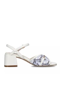 Sandalo bianco con tacco a blocco, dotato di cinturini incrociati e un pannello in tessuto stampato caratterizzato da disegni geometrici. Includa dettagli in metallo dorato.