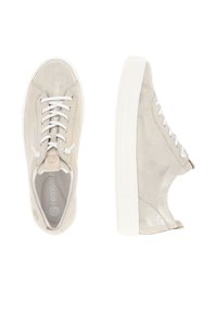 Sneakers in suede grigio chiaro con una texture liscia, lacci bianchi e una suola in gomma bianca più spessa. Presentano un logo sul lato.