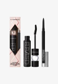 Set di mascara e eyeliner Elevato di MAC, caratterizzato da un diametro cilindrico nero per il mascara, un applicatore trasparente e una matita per eyeliner elegante, il tutto confezionato in una scatola rosa.