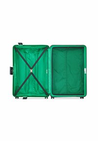 Maleta dura verde con un interior forrado, que cuenta con un sistema de correas cruzadas, un bolsillo de malla y un cierre de cremallera en un lado.