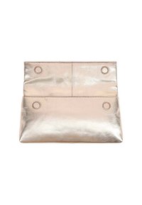 Metalen roze leren clutch met een gladde textuur, voorzien van twee ronde accenten, een plat ontwerp en een bovenste naadvak.