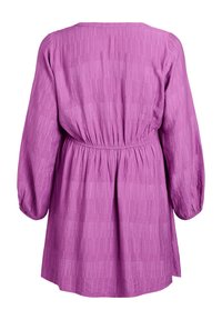 Violeta kleita ar garām, balona piedurknēm un elastīgu jostasvietu. Faktūras audums ar smalku rakstu visā virsmā.