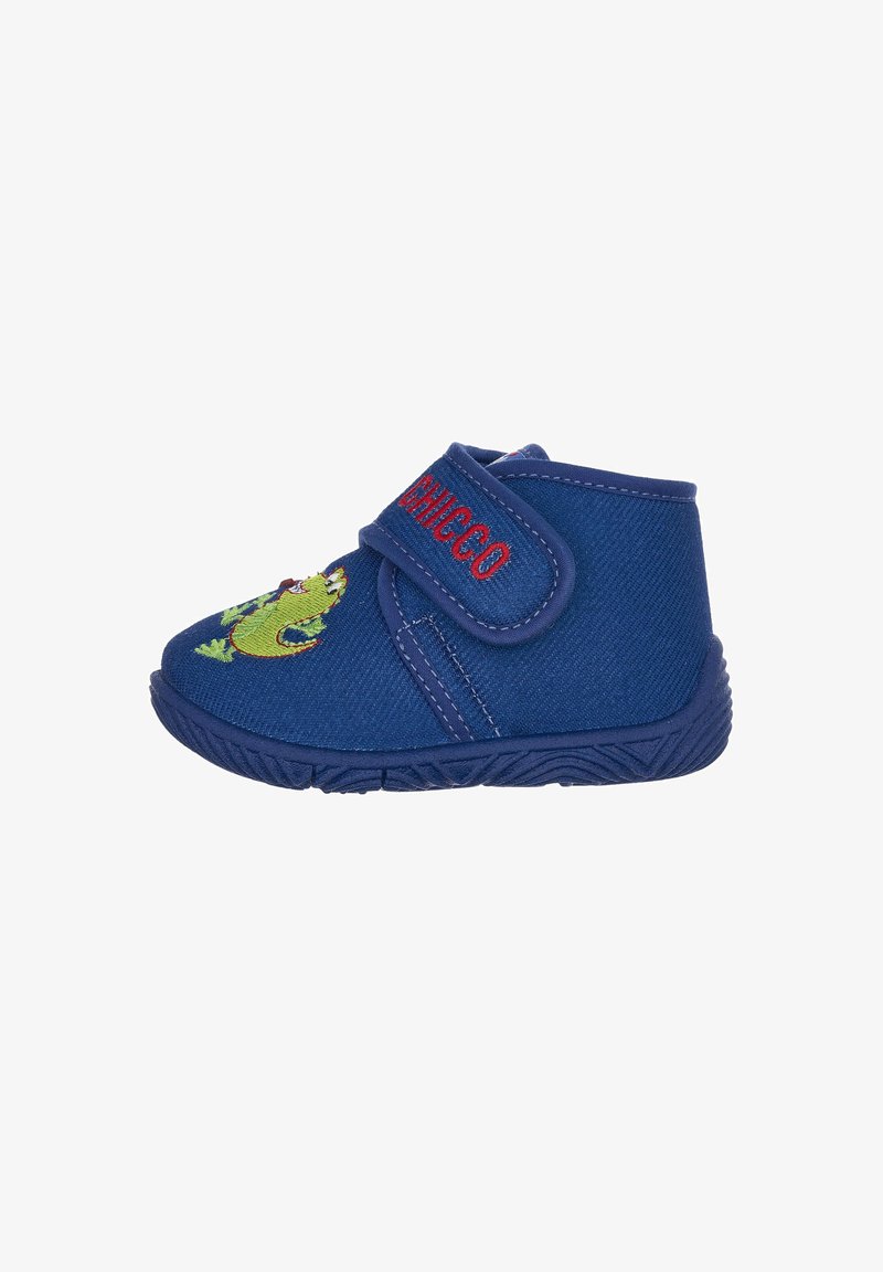 Chaussure en tissu bleu avec une sangle Velcro, présentant un design de lézard brodé vert et un texte rouge. Semelle en caoutchouc et côtés texturés pour une meilleure adhérence.