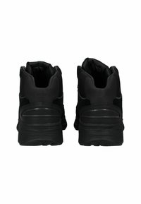 Botas negras de tobillo que combinan materiales de ante y textil, con un collar acolchado y suelas de goma con patrones texturizados en los laterales.