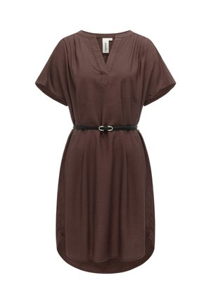 Brązowa sukienka z krótkim rękawem i dekoltem w kształcie litery V, z czarnym paskiem, z lekko zaokrąglonym dołem i subtelnymi zakładkami przy dekolcie.