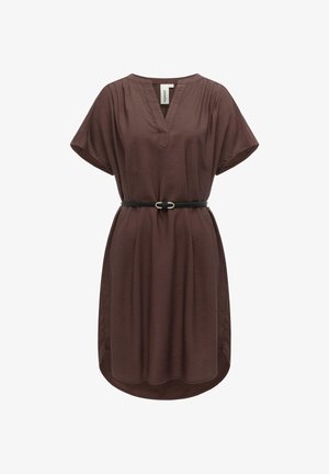 Brązowa sukienka z krótkim rękawem i dekoltem w kształcie litery V, z czarnym paskiem, z lekko zaokrąglonym dołem i subtelnymi zakładkami przy dekolcie.
