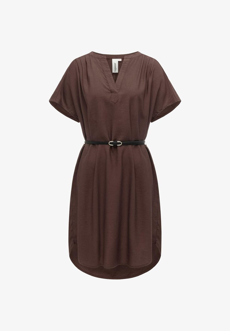 Braunes Kleid mit kurzen Ärmeln und V-Ausschnitt, ausgestattet mit einem schwarzen Gürtel, einem leicht abgerundeten Saum und dezenten Falten nahe dem Ausschnitt.