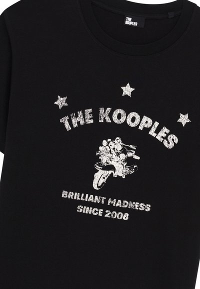 Juodas medvilninis marškinėlis su balta tekstu ir paspirtuko grafika, aplink tekstą puošiamas penkiomis baltais žvaigždutėmis.