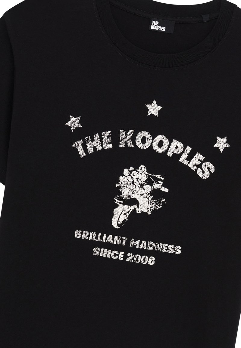 T-shirt nera in cotone con testo bianco e una grafica di uno scooter, abbellita da cinque stelle bianche attorno al testo.