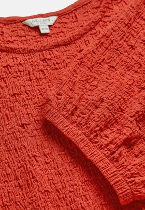 Texturiertes rot-orangefarbenes Kurzarmshirt mit rundem Ausschnitt und sichtbarem Cellbes Markenetikett in Größe 38/40.