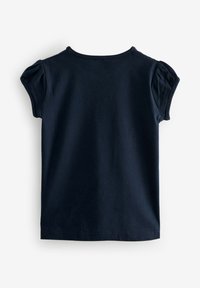 Tumesinine puuvillane T-särk lühikeste läikivate varrukatega ja ümmarguse kaelusega. Pehme, sile tekstuur lihtsa ja puhta disainiga. Nähtavaid logosid ega mustreid ei ole.