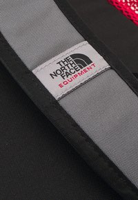 The North Face DAYPACK UNISEX - Mochila - smoked pearl/red