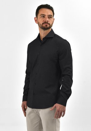 Zwarte lange mouwen overhemd met knopen en een standaard kraag, gemaakt van een textuurstof, met een slim fit en sluiting met knopen aan de voorkant.