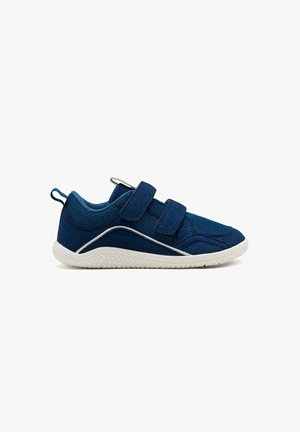 Chaussure de sport bleue en mesh et suède, avec deux bandes Velcro, une semelle texturée et des accents courbés blancs sur la semelle.