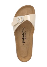 Beige schuif sandaal met een glanzende afwerking, verstelbare band met een decoratieve zilveren gesp en een gepolsterde tan voetbed voor comfort.