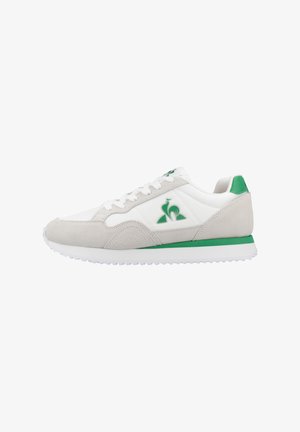 Sneakers met een bovenwerk van witleer, grijze suède accenten, groene branding en een rubberen zool. Beschikt over een ronde neus en platte veters.